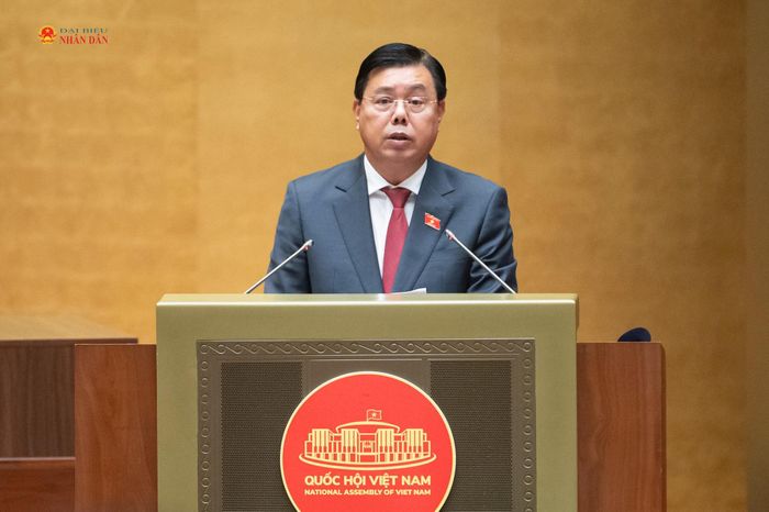 Bộ trưởng Bộ Nội vụ Nguyễn Tiến Hải trình bày Báo cáo nội dung tiếp thu, giải trình của Chính phủ các ý kiến về hồ sơ Đề án thành lập thành phố Quảng Ninh và thành phố Bắc Ninh. Ảnh: Phạm Thắng