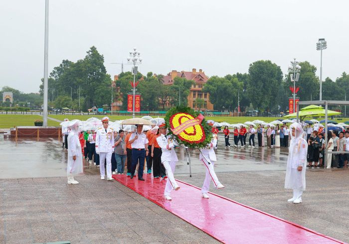 Đoàn đại biểu và học sinh tham gia Chung kết toàn quốc Cuộc thi “Em yêu biển, đảo quê hương” năm học 2025 - 2026 vào Lăng viếng Chủ tịch Hồ Chí Minh
