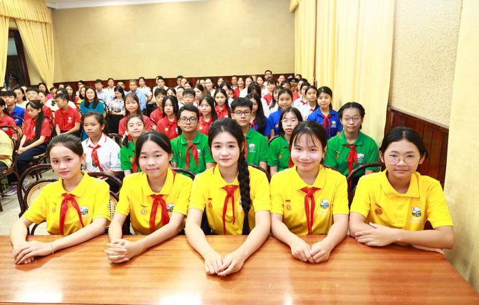52 em học sinh tham gia Chung kết toàn quốc Cuộc thi “Em yêu biển, đảo quê hương” được tặng Huy hiệu Bác Hồ