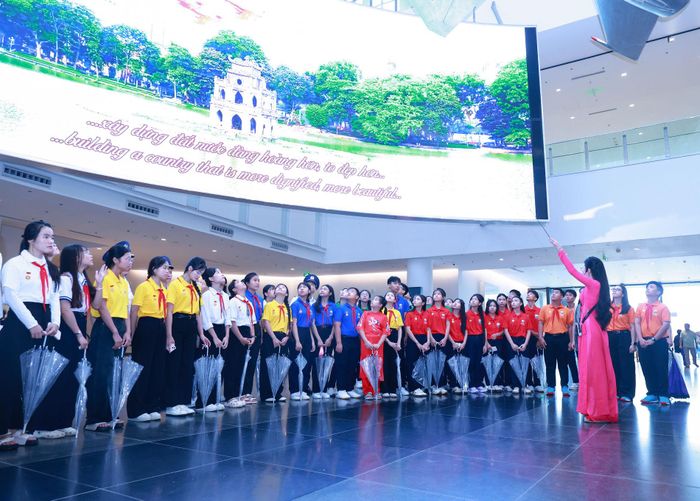 Đoàn đại biểu và học sinh thăm quan và tìm hiểu tại Bảo tàng Lịch sử Quân sự Việt Nam