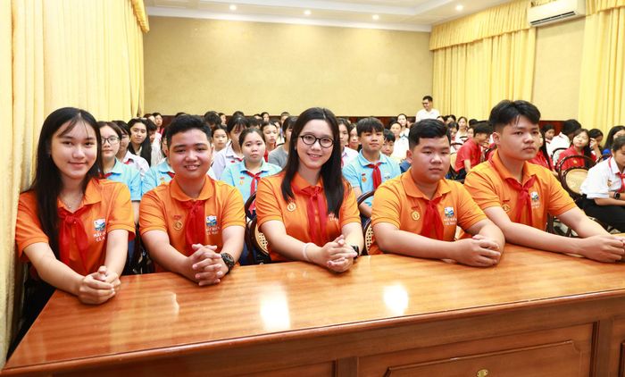 52 em học sinh tham gia Chung kết toàn quốc Cuộc thi “Em yêu biển, đảo quê hương” được tặng Huy hiệu Bác Hồ