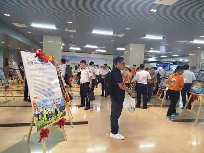 Đông đảo thầy cô giáo, phụ huynh, học sinh tham quan khu trưng bày