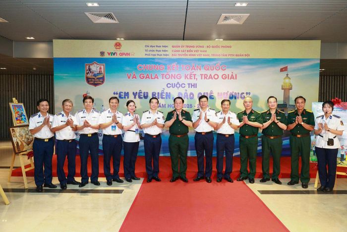 Đại tướng Nguyễn Trọng Nghĩa và Thủ trưởng Bộ Tư lệnh Cảnh sát biển chụp ảnh lưu niệm tại khu trưng bày. Ảnh: Đức Tĩnh