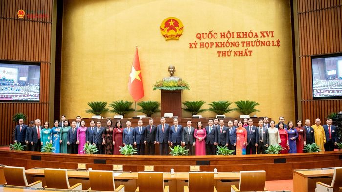 Tổng Bí thư, Chủ tịch nước Tô Lâm; Thủ tướng Chính phủ Lê Minh Hưng; Chủ tịch Quốc hội Trần Thanh Mẫn với các đại biểu quốc hội tại phiên bế mạc. Ảnh: Lâm Hiển