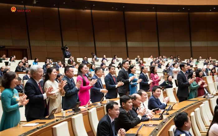 Đoàn ĐBQH Bắc Ninh vui mừng khi Quốc hội thông qua Nghị quyết về việc thành lập thành phố Bắc Ninh. Ảnh: Lâm Hiển