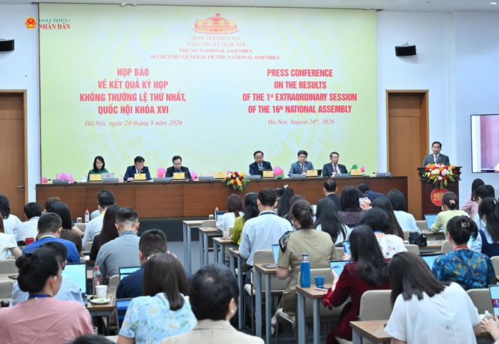 Tổng Thư ký Quốc hội, Chủ nhiệm Văn phòng Quốc hội Lê Quang Mạnh phát biểu khai mạc họp báo. Ảnh: Quang Khánh