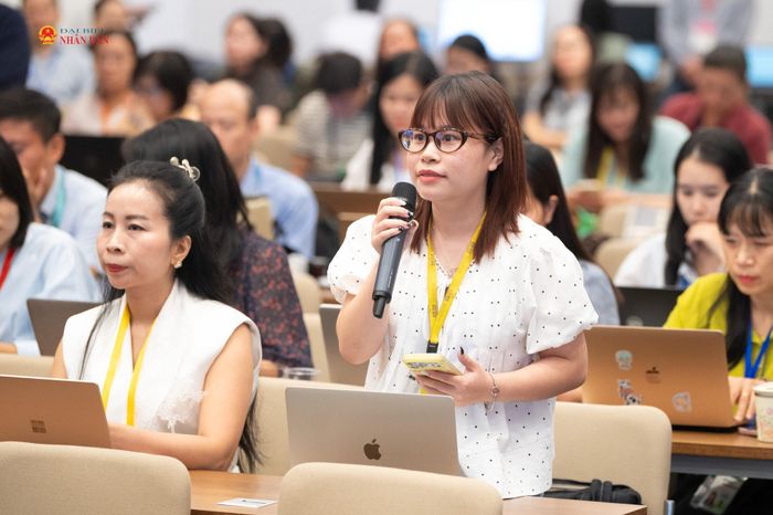 Phóng viên đặt câu hỏi tại Họp báo. Ảnh: Phạm Thắng