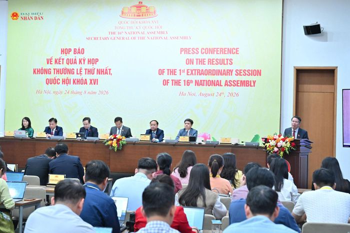 Phó Chủ nhiệm Văn phòng Quốc hội Nguyễn Văn Hiển thông tin tóm tắt về kết quả Kỳ họp không thường lệ thứ Nhất. Ảnh: Quang Khánh