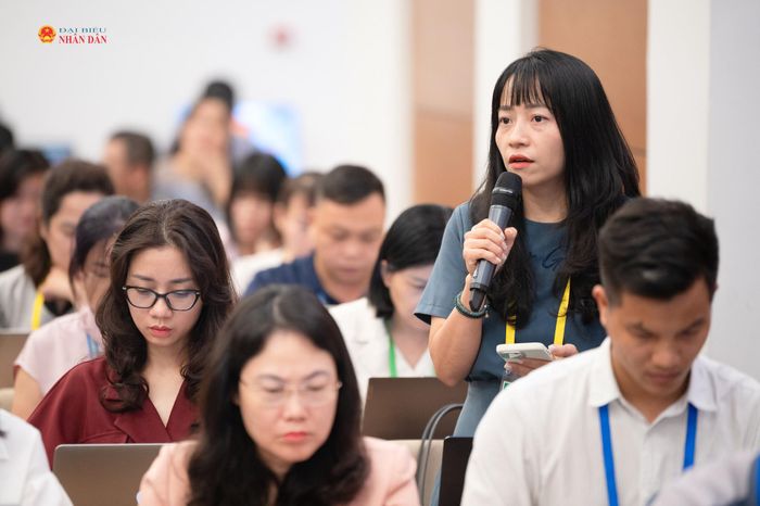 Phóng viên đặt câu hỏi tại Họp báo. Ảnh: Phạm Thắng