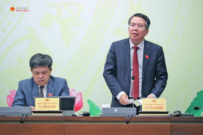 Phó Chủ nhiệm Văn phòng Quốc hội Nguyễn Văn Hiển thông tin tới các phóng viên về việc Quốc hội bảo đảm tiến độ, đồng thời giữ vững chất lượng công tác lập pháp tại Kỳ họp không thường lệ thứ Nhất. Ảnh: Hồ Long