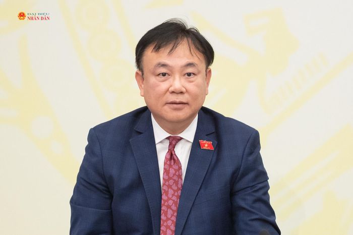 ĐBQH hoạt động chuyên trách tại Ủy ban Pháp luật và Tư pháp Nguyễn Công Long trả lời câu hỏi của phóng viên. Ảnh: Phạm Thắng