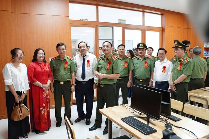 Các đại biểu tham quan thư viện thông minh tại Trường Văn hóa CAND IV