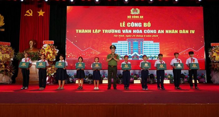 Thượng tướng Phạm Thế Tùng tặng quà cho các em học sinh