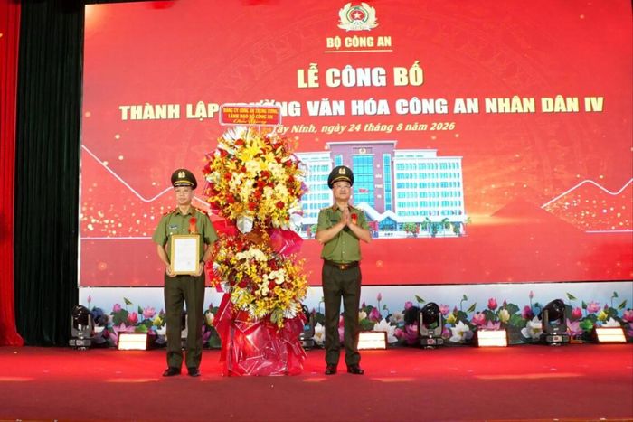 Thứ trưởng Bộ Công an, Thượng tướng Phạm Thế Tùng trao Quyết định của Bộ Công an về việc bổ sung Trường Văn hóa CAND IV vào tổ chức bộ máy Công an tỉnh Tây Ninh