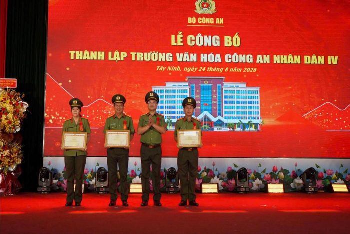 Thượng tướng Phạm Thế Tùng trao tặng Bằng khen của Bộ trưởng Bộ Công an tặng cho 3 cá nhân có thành tích xuất sắc trong công tác xây dựng Trường Văn hóa CAND IV.