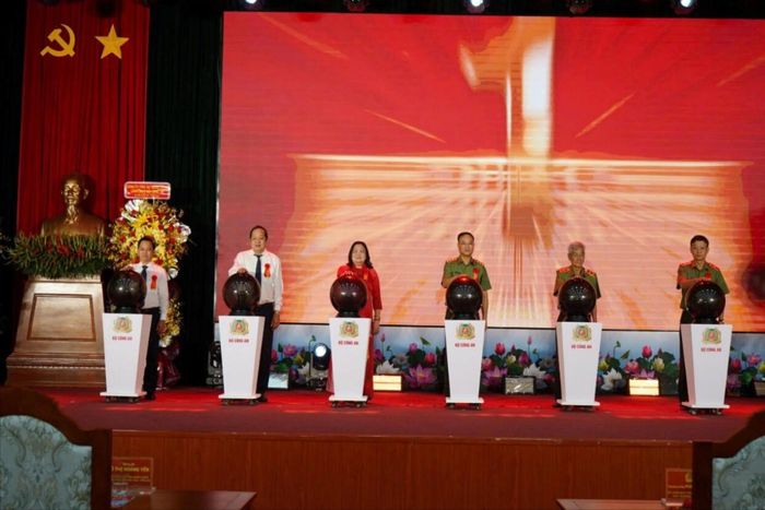 Các đại biểu thực hiện nghi thức khai bút mở trường