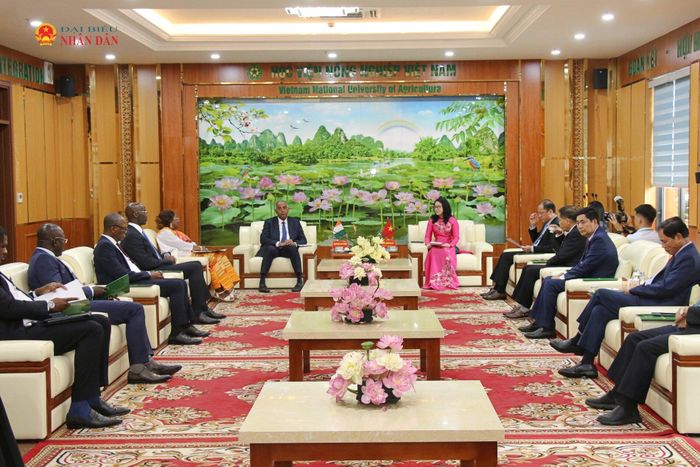 Chủ tịch Quốc hội Cộng hòa Bờ Biển Ngà Patrick Achi và Đoàn đại biểu cấp cao Quốc hội Cộng hòa Bờ Biển Ngà thăm và làm việc với Học viện Nông nghiệp Việt Nam. Ảnh: Đắc Trường