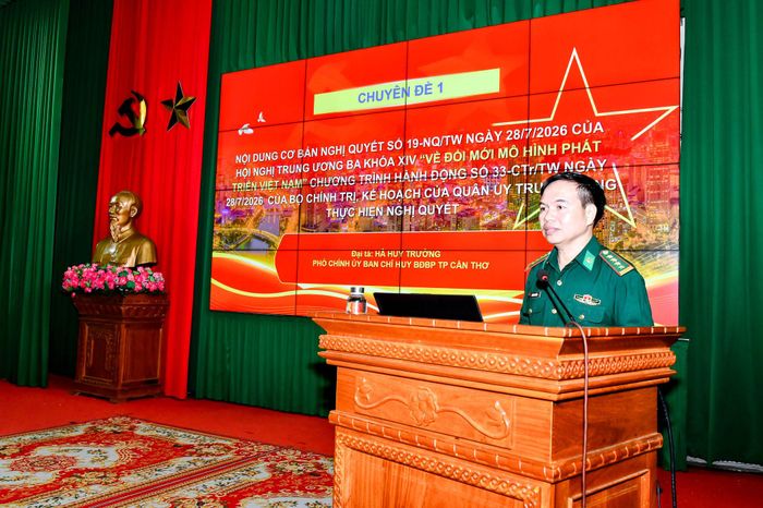 Phó Chính ủy BĐBP TP. Cần Thơ Đại tá Hà Huy Trường quán triệt các chuyên đề tại hội nghị. Ảnh: Văn Long