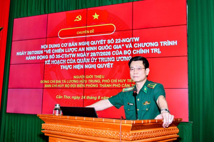Phó Chỉ huy trưởng BĐBP TP. Cần Thơ, Đại tá Lương Hữu Trung quán triệt các chuyên đề tại hội nghị. Ảnh: Văn Long