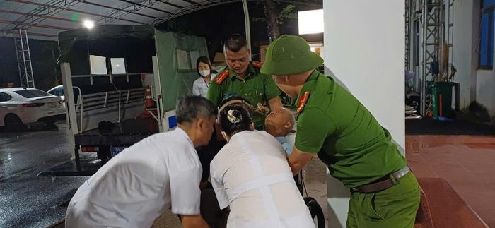 Công an xã Nghĩa Phương cùng lực lượng y tế hỗ trợ người cao tuổi. Ảnh: Công an tỉnh Bắc Ninh