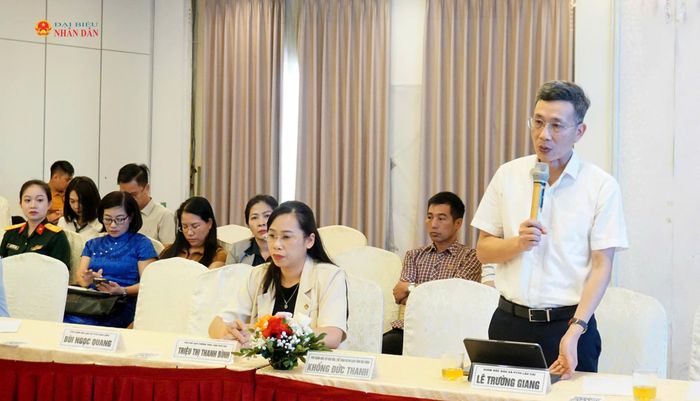 Giám đốc cơ quan Báo và Phát thanh - Truyền hình tỉnh Lào Cai Lê Trường Giang thảo luận về phí bản quyền, định mức kinh tế kỹ thuật, thù lao nhuận bút của cơ quan báo chí