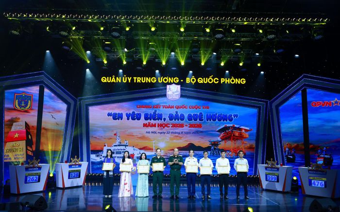 Trung tướng Lê Quang Đạo, Phó tổng Tham mưu trưởng Quân đội nhân dân Việt Nam trao Bằng khen của Bộ trưởng Bộ Quốc phòng tặng 8 cá nhân có thành tích xuất sắc