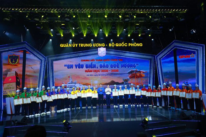 Hội đồng Đội Trung ương Đoàn tặng Bằng khen cho 30 học sinh tham gia Chung kết toàn quốc Cuộc thi