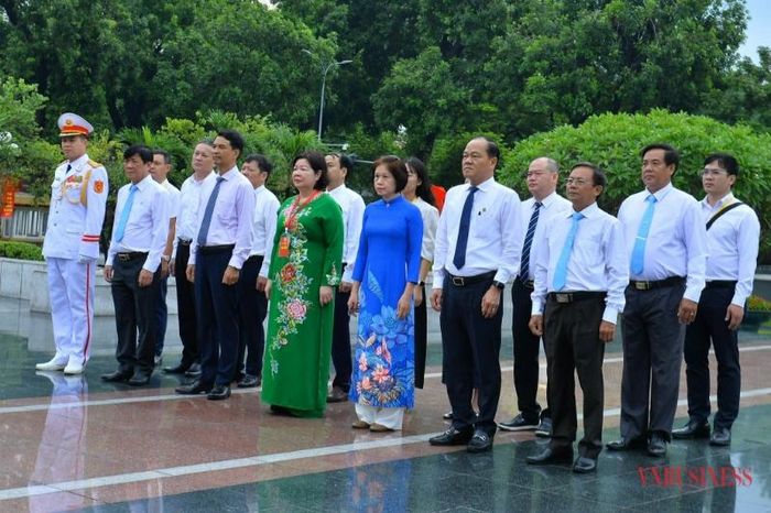 Trong không khí trang nghiêm, Đoàn đã dành một phút mặc niệm tưởng nhớ các Anh hùng Liệt sỹ.