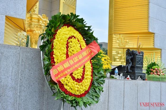Vòng hoa của Đoàn mang dòng chữ "Đời đời nhớ ơn các Anh hùng Liệt sỹ"