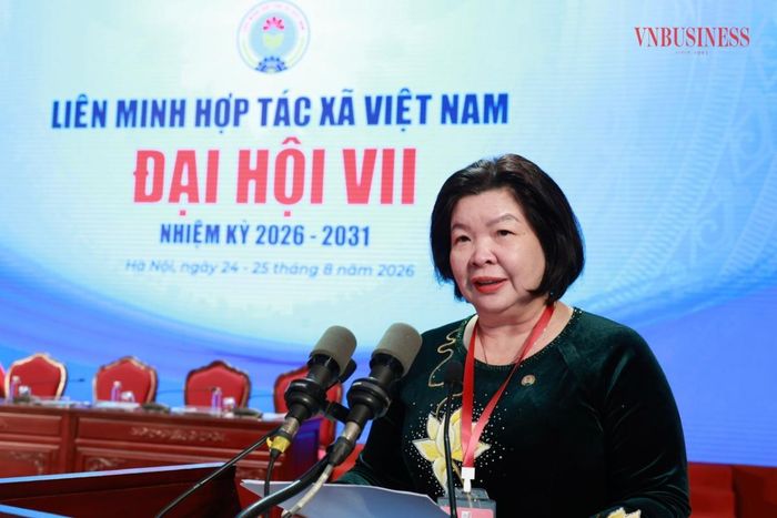  Chủ tịch Liên minh HTX Việt Nam Cao Xuân Thu Vân điều hành phiên làm việc.