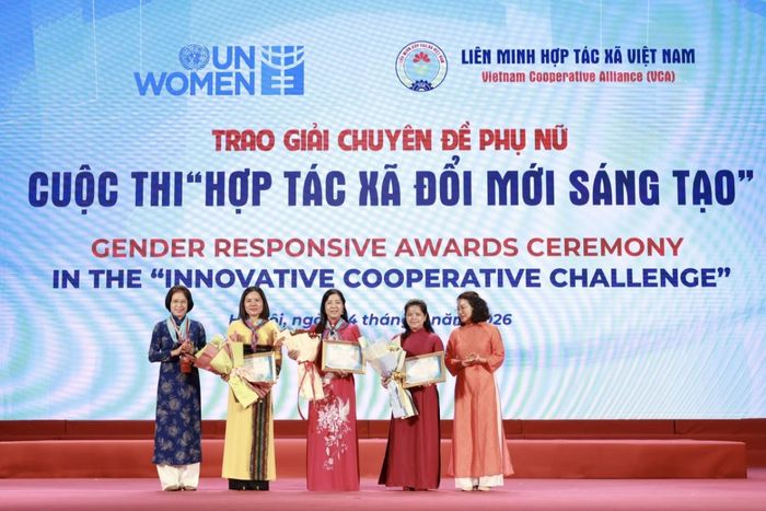Ban Tổ chức trao Giải Chuyên đề về phụ nữ do UN Women hỗ trợ cho 03 HTX có phụ nữ tham gia lãnh đạo, quản lý và tạo việc làm cho lao động nữ.