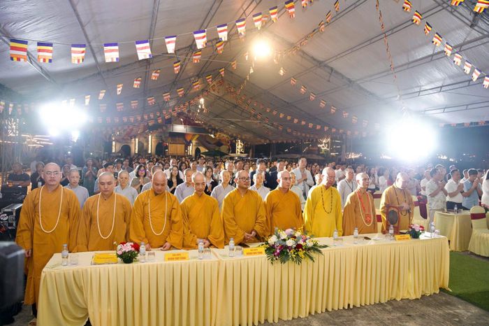 Hàng nghìn người dân có mặt tại Đại lễ Vu lan báo hiếu.