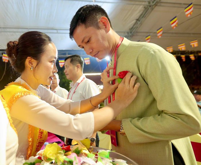 Hoa hồng đỏ dành cho những người còn đủ cha mẹ; hoa hồng nhạt dành cho người còn một trong hai đấng sinh thành; hoa hồng trắng là biểu tượng của sự mất mát đối với những người đã không còn cha mẹ.