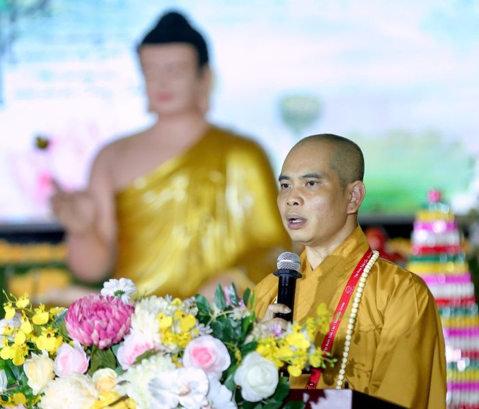 Đại đức Thích Trí Thịnh - Phó Trưởng Ban Trị sự Giáo hội Phật giáo Việt Nam tỉnh Phú Thọ, Trụ trì chùa Kim Sơn Lạc Hồng phát biểu tại buổi lễ.