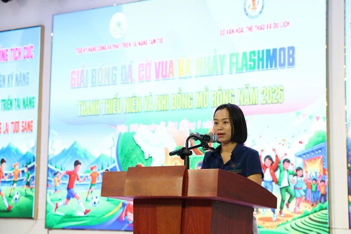 Bà Trần Thị Huyền Trang, Phó Trưởng Ban Tổ chức, Phó Giám đốc Trung tâm Giáo dục kỹ năng sống và Phát triển tài năng Tâm Tuệ phát biểu khai mạc.