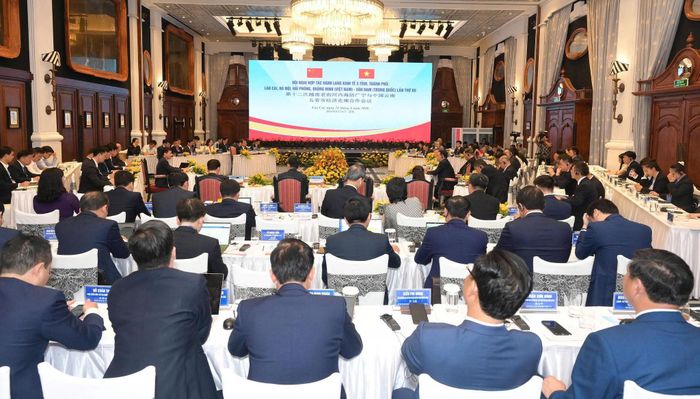 Toàn cảnh Hội nghị hợp tác hành lang kinh tế 5 tỉnh, thành phố gồm: Lào Cai, Hà Nội, Hải Phòng, Quảng Ninh (Việt Nam) và tỉnh Vân Nam (Trung Quốc) lần thứ XII.