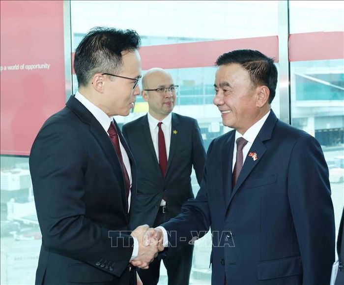 Quốc vụ khanh Bộ Quốc phòng Singapore Desmond Choo đón đồng chí Trần Cẩm Tú, Ủy viên Bộ Chính trị, Thường trực Ban Bí thư tại sân bay quốc tế Changi - Ảnh: TTXVN