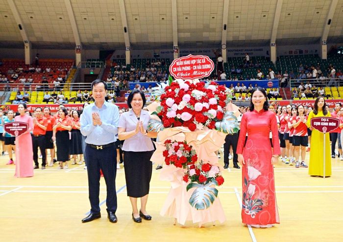 Ông Nguyễn Duy Hải - Giám đốc Ngân hàng HTX chi nhánh Hải Dương và bà Lê Thị Phương - Giám đốc Ngân hàng HTX chi nhánh Hải Phòng tặng hoa chúc mừng