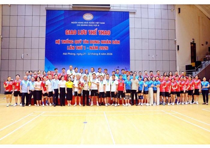 Ban Tổ chức trao giải và chụp ảnh cùng các vận động viên