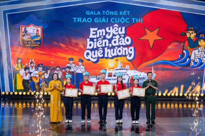 Đại tướng Phan Văn Giang, Phó Thủ tướng Chính phủ, Bộ trưởng Bộ Quốc phòng và đồng chí Nguyễn Thị Thanh, Phó Chủ tịch Quốc hội trao giải Nhất cho đội Bạch Long Vĩ (Hải Phòng).