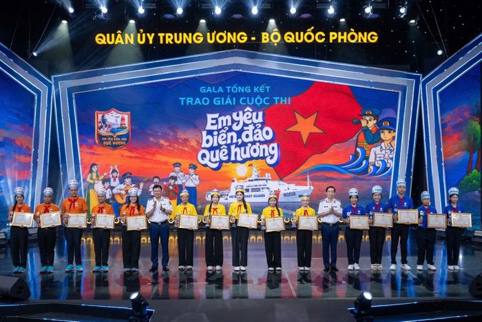 Trung tướng Lê Đình Cường, Tư lệnh Cảnh sát biển Việt Nam và Trung tướng Bùi Quốc Oai, Chính ủy Cảnh sát biển Việt Nam trao giải Ba cho 3 đội gồm: Mắt Biển (Cà Mau), Sao Biển (Quảng ngãi) và Đảo Mê (Thanh Hoá).