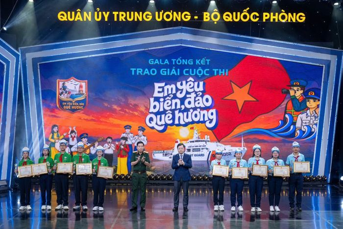 Đồng chí Nguyễn Thanh Lâm, Ủy viên Trung ương Đảng, Phó Trưởng ban Tuyên giáo Trung ương, Tổng Giám đốc Đài Truyền hình Việt Nam và Thượng tướng Nguyễn Văn Gấu, Ủy viên Trung ương Đảng, Thứ trưởng Bộ Quốc phòng trao giải Nhì cho 2 đội gồm: Biển Xanh (Lâm Đồng) và Sóng Biển (TP Hồ Chí Minh).