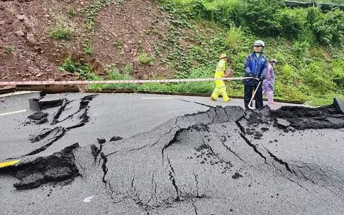 Một trong những tuyến đường QL bị sạt lở nghiêm trọng.