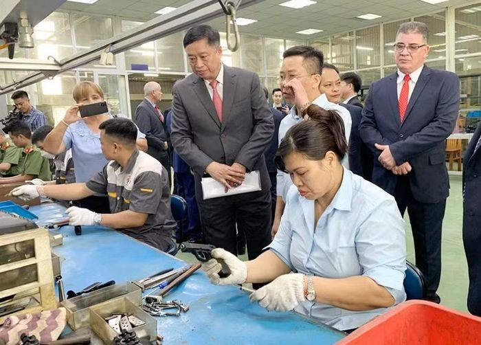 Đoàn Bộ Nội vụ Cuba thăm xưởng chế tạo công cụ hỗ trợ của Công ty Thanh Bình thuộc Cục Công nghiệp an ninh, Bộ Công an