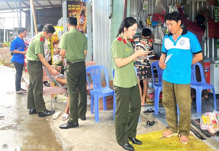 Học viên Học viện ANND đến từng khu dân cư xã Tạ An Khương hướng dẫn người dân sử dụng "Hộp thư an ninh số".