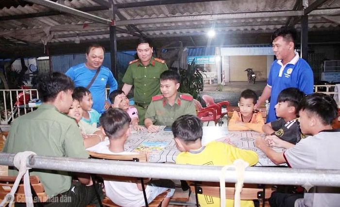 Học viên Trường Đại học ANND cùng Công an xã Tân Hưng dạy Tiếng Anh cho học sinh Tiểu học ấp Tân Bửu vào buổi tối trong tuần.