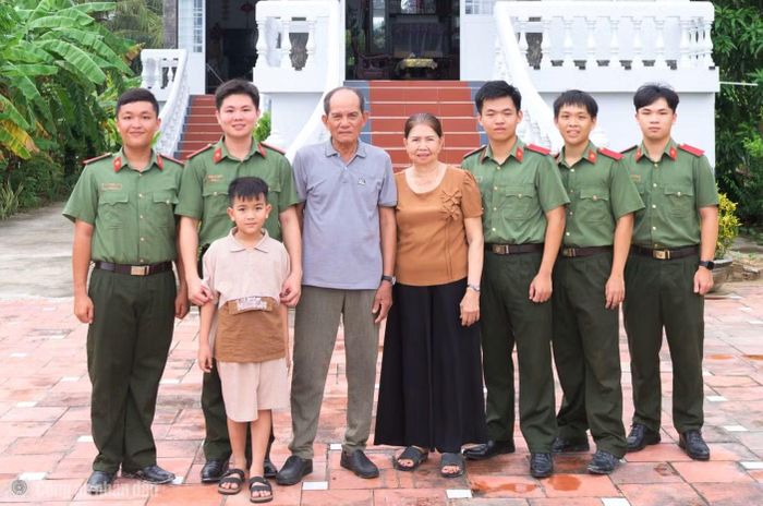 Các học viên Trường Đại học ANND cùng các cô, chú gắn bó suốt hoạt động thực tế tại xã Tân Hưng.