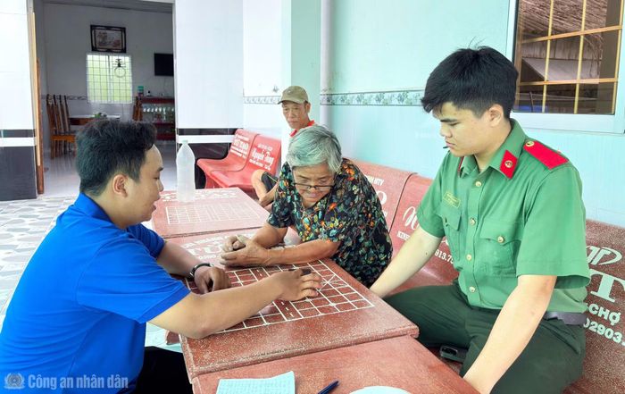 Những buổi hướng dẫn người lớn tuổi sử dụng các tiện ích số được học viên các Trường CAND kiên trì thực hiện.