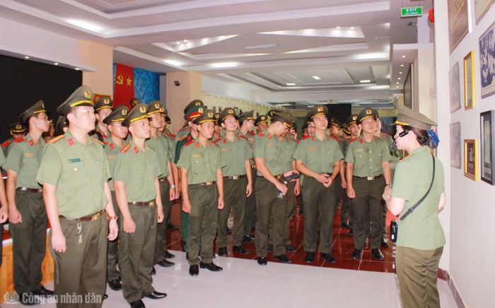 Học viên Trường Đại học ANND tham gia giáo dục truyền thống cách mạng tại Khu di tích lịch sử quốc gia Hòn Đá Bạc.