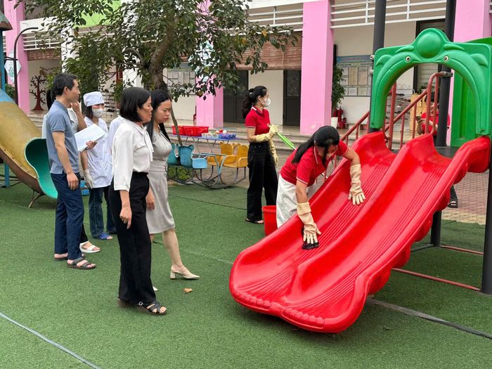 Tăng cường vệ sinh vật dụng, bề mặt trẻ thường xuyên tiếp xúc ở trường mầm non để phòng bệnh tay chân miệng.
